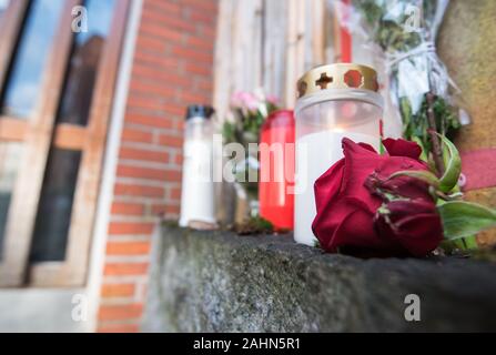 Hamburg, Deutschland. 31 Dez, 2019. Kerzen und Blumen stehen und liegen vor dem Eingang zum Haus der Schauspieler Jan Fedder. Der Schauspieler starb im Alter von 64 Jahren in Hamburg. Credit: Daniel Bockwoldt/dpa/Alamy leben Nachrichten Stockfoto