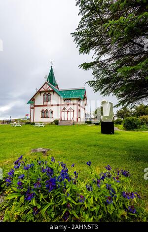 Husavik, Island - 16 Juli, 2018 Blick aus dem Park an der hölzernen Kirche in Husavik Stadt in Nordurting Gemeinde an der Nordküste Islands. Blaue fl Stockfoto