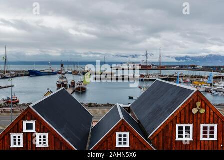 Husavik, Island - 16 Juli, 2018 Blick auf den Hafen in Husavik Nordurting Gemeinde an der Nordküste Islands. Teile der Hafen Holz- constructi Stockfoto