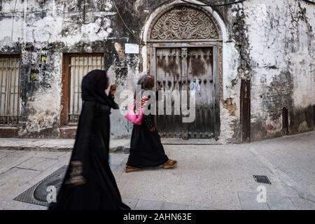 Stonetown, der Hauptstadt von Sansibar. Klassische Türen aus Holz und Schnitzereien im arabischen Stil von Sansibar, Tansania Stockfoto