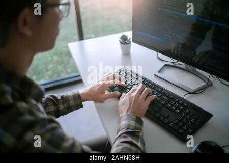 Nachdenklich Programmierer auf Desktop-pc Programmierung code Technologien oder website design an Office Software Development Company arbeiten Stockfoto