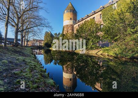 Viersen-Brueggen - Blick auf Palas in den Graben wider,Rnine Westfalen, Deutschland, 30.12.2019 Stockfoto