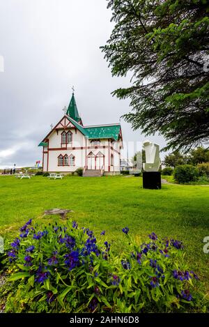Husavik, Island - 16 Juli, 2018 Blick aus dem Park an der hölzernen Kirche in Husavik Stadt in Nordurting Gemeinde an der Nordküste Islands. Blaue fl Stockfoto