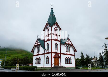 Blick auf die Straße an der hölzernen Kirche in Husavik Stadt in Nordurting Gemeinde an der Nordküste Islands. Stockfoto