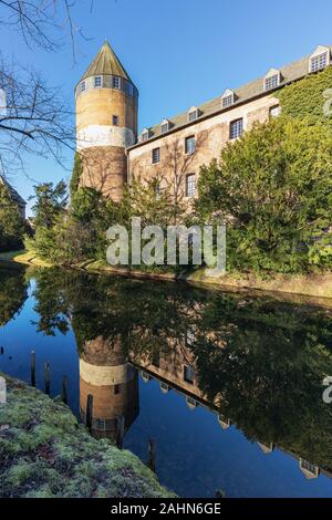 Viersen-Brueggen - Blick auf Palas in den Graben wider,Rnine Westfalen, Deutschland, 30.12.2019 Stockfoto