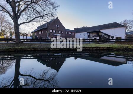 Viersen-Brueggen - Blick auf die alte Wassermühle in Brüggen in den Graben wider,Rnine Westfalen, Deutschland, 30.12.2019 Stockfoto