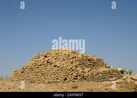 Oberägypten, einem Ort namens El Kola, in der Nähe von Hierakonpolis, eine rätselhafte provinziellen Stufenpyramide, vielleicht durch Pharao Houni, dritte Dynastie erbaut. Stockfoto