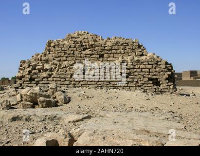 Oberägypten, einem Ort namens El Kola, in der Nähe von Hierakonpolis, eine rätselhafte provinziellen Stufenpyramide, vielleicht durch Pharao Houni, dritte Dynastie erbaut. Stockfoto