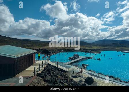 Reykjahlid, Island - 15 Juli, 2018 Leute, die Badewanne und entspannen in geothermisch beheizter Myvatn Nature Baths im Norden Island, wilde Wüste Landsc Stockfoto