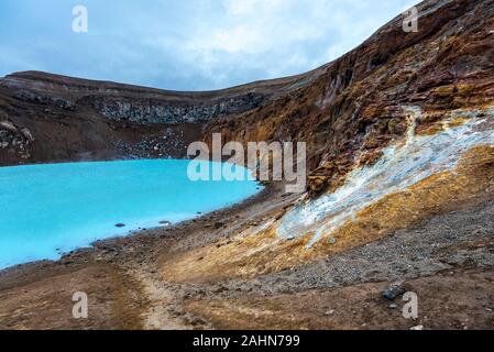 Wände von Viti Krater mit Geothermie See an der Askja Caldera in Mitternacht Lichter von iclandic Sommer. Zentrale Hochland von Island Stockfoto