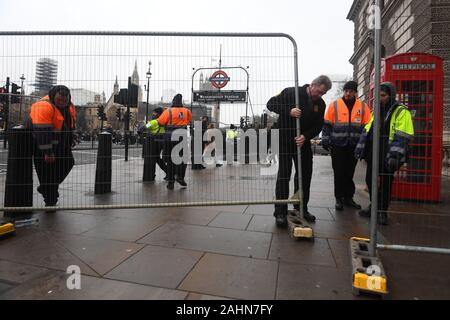 Barrieren sind außerhalb Westminster Station im Zentrum von London vor dem Neuen Jahr feier Feuerwerk. Stockfoto