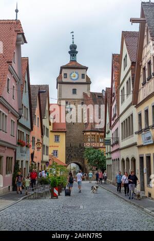 Blick entlang der Galgengasse in Richtung Weißer Turm in der Altstadt von Rothenburg ob der Tauber, Bayern, Deutschland. Stockfoto