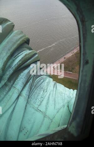 Blick auf den rechten Arm der Freiheitsstatue erleuchten die Welt von innen die Krone, Liberty Island New York Harbor, New York, USA Stockfoto