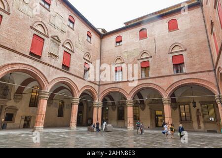 BOLOGNA, Italien - 10 Juli, 2019: die Menschen besuchen Accursio Palast oder Rat der Stadt Halle Innenhof. Bologna ist die Hauptstadt und größte Stadt des Emilia-Rom Stockfoto