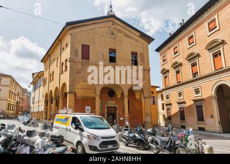 BOLOGNA, Italien - 10 Juli, 2019: die Menschen besuchen Sie die Kirche von Santa Maria della Pioggia Heiligtum im historischen Zentrum der Stadt. Bologna ist die Hauptstadt und größte Stockfoto