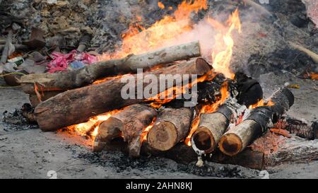 Der Körper eines Hindu Person wird in der traditionellen Weise verbrannt und durch ähnliche Scheiterhaufen die intensive Hitze, Rauch und Gerüche sind überwältigend umgeben. Stockfoto