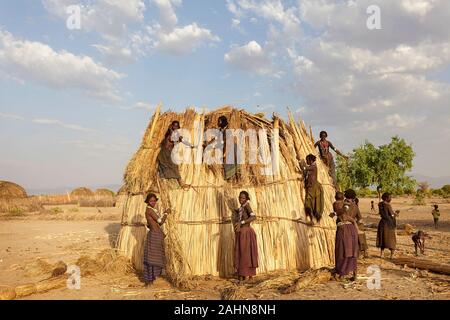 Arbore Frauen bauen ein Haus, Omo Valley, Äthiopien Stockfoto