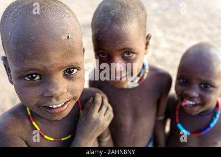 Drei lächelnd Arbore Jungen, Omo Valley, Äthiopien Stockfoto