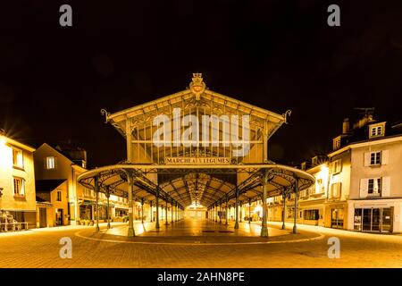 Chartres, Frankreich - Oktober 18, 2019: Alte Gemüsemarkt bei Nacht in Chartres in Frankreich Stockfoto