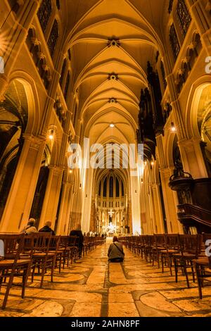Chartres, Frankreich - Oktober 18, 2019: das Innere der Kathedrale Unserer Lieben Frau von Chartres oder Notre-Dame de Chartres in Frankreich Stockfoto