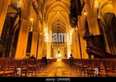 Chartres, Frankreich - Oktober 18, 2019: das Innere der Kathedrale Unserer Lieben Frau von Chartres oder Notre-Dame de Chartres in Frankreich Stockfoto