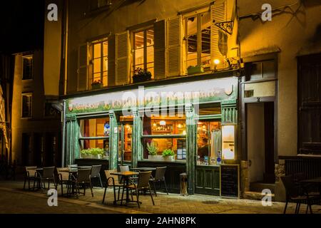 Chartres, Frankreich - Oktober 18, 2019: Straße Ansicht bei Nacht mit Pub, Bar und Restaurant im Zentrum von Chartres in Frankreich Stockfoto