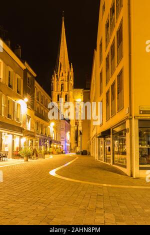 Chartres, Frankreich - 18. Oktober 2019: Street View mit Kathedrale Unserer Lieben Frau von Chartres oder Notre-Dame de Chartres in Frankreich in der Nacht Stockfoto