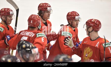 Ostrava, Tschechische Republik. 31 Dez, 2019. Hockey Spieler aus Russland feiern ein erstes Ziel während der 2020 IIHF World Junior Eishockey WM Gruppe B Spiel zwischen Russland und Deutschland in Ostrava, Tschechische Republik, am 31. Dezember 2019. Credit: Jaroslav Ozana/CTK Photo/Alamy leben Nachrichten Stockfoto