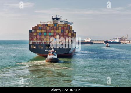 LIVORNO, ITALIEN - Juli 23, 2019: Schlepper und riesige Container Containerschiff Maersk Kowloon in Port. Maersk Line ist einer der weltweit größten dänischen international c Stockfoto