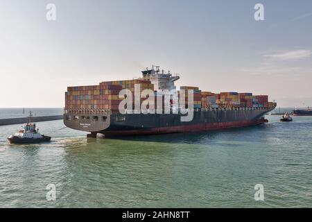 LIVORNO, ITALIEN - Juli 23, 2019: Schlepper und riesige Container Containerschiff Maersk Kowloon in Port. Maersk Line ist einer der weltweit größten dänischen international c Stockfoto