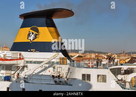 LIVORNO, ITALIEN - Juli 23, 2019: Fähre Schiff für Korsika Fähren - Sardinia Ferries im Hafen festgemacht. Es gibt eine Fähre unternehmen, die Verkehr tätig ist, und f Stockfoto