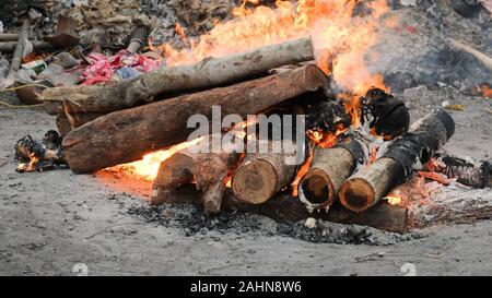 Der Körper eines Hindu Person wird in der traditionellen Weise verbrannt und durch ähnliche Scheiterhaufen die intensive Hitze, Rauch und Gerüche sind überwältigend umgeben. Stockfoto