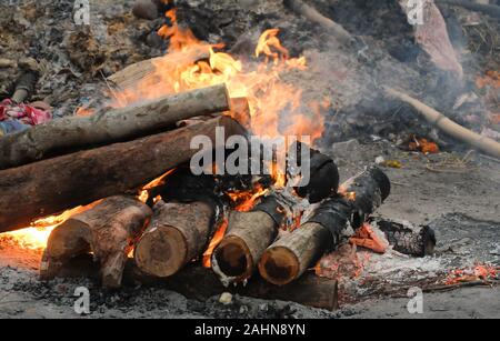 Der Körper eines Hindu Person wird in der traditionellen Weise verbrannt und durch ähnliche Scheiterhaufen die intensive Hitze, Rauch und Gerüche sind überwältigend umgeben. Stockfoto