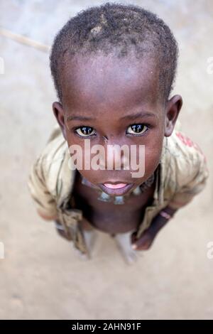 Porträt von einem niedlichen kleinen Jungen aus Arbore Stamm, omo Valley, Äthiopien, Afrika Stockfoto