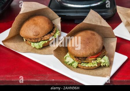 Frisch zubereitete leckere Hamburger auf dem Markt im Freien Nahaufnahme Stockfoto