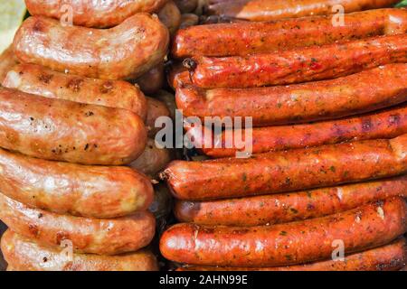 Lecker gegrilltes geräuchert Würste closeup Hintergrund Stockfoto