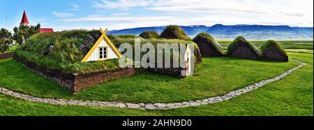 Panoramablick auf traditionelle isländische Bauernhof Glaumbaer besteht aus Rasen Häuser im Norden von Island. Die Gebäude bestehen aus dünnen Schalen aus Holz se Stockfoto