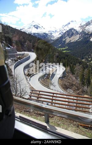 Eine Ansicht aus einem Reisebus Fenster der Serpentinen auf den Bernina Pass, eine kurvenreiche Straße in den italienischen Alpen, Italien Stockfoto