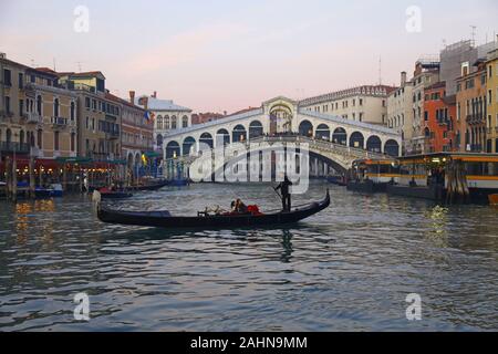 Eine Gondel vorbei vor der Rialto Brücke über den Canal Grande Venedig Italien Stockfoto