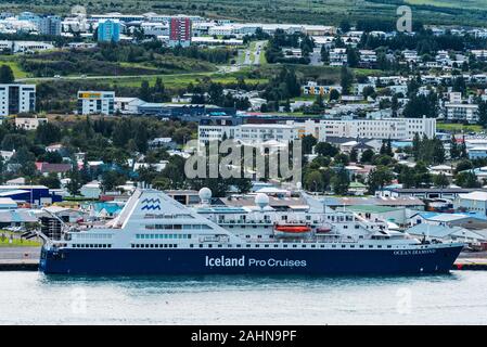 Akureyri, Island - 17 Juli, 2018 Blick auf Akureyri, Stadt, die Hauptstadt des nördlichen Island gesehen von der östlichen Küste von Eyjafjordur Fjord. Der Hafen ein Stockfoto