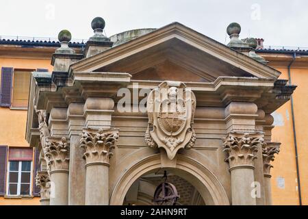 Rat Rathaus Innenhof mit einem Wunschbrunnen oder Pozzo dei Desideri in Bologna, Italien. Stockfoto