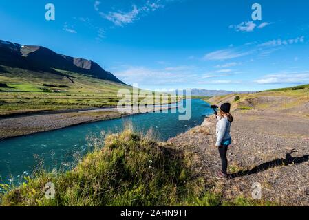 Mädchen Teenager bleiben in der Grenze der Horga Fluss und Aufnahme der Landschaft. Stockfoto