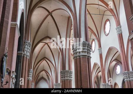 Die Basilika San Petronio im Inneren im historischen Zentrum der Stadt. Bologna, Italien. Stockfoto