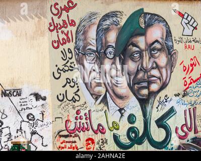 Ägypten, Kairo, Graffiti der ägyptischen Revolution. Die 2 halbe Gesichter der früheren Herrscher und der aktuellen. Stockfoto
