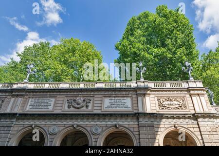 Pincio Treppe zu Montagnola Park auf einem Hügel am XX Settembre oder 20. September Square im historischen Zentrum von Bologna, Italien. Stockfoto