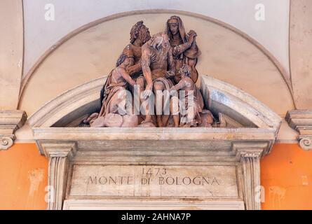 Tür antike Dekoration in Bologna, Italien. Melden Monte di Bologna 1473. Barmherzigkeit auf dem toten Christus. Stockfoto