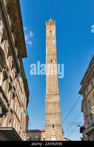 Alte Architektur im historischen Zentrum der Stadt. Asinelli Turm in Bologna, Italien. Stockfoto