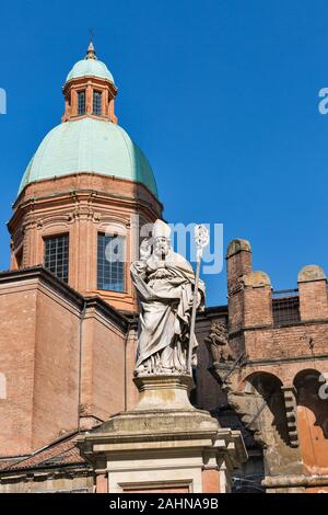 Statue von San Petronio und die Kuppel der Kirche San Bartolomeo in Bologna, Italien. Stockfoto