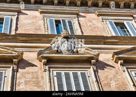 Alte Wappen Wandrelief in Bologna, Italien. Stockfoto