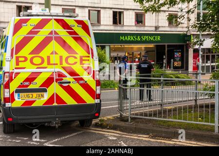 Polizei absperren Northgate von Verkehr und Fußgänger während der laufenden Ermittlungen in einem tödlichen Unfall im Halifax Bank, Darlington, England, Großbritannien Stockfoto